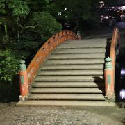 富山城址公園内にある朱色の太鼓橋