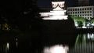 復元された富山城天守閣を中心とした公園