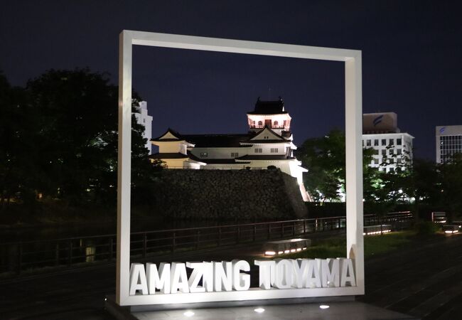 夜間はライトアップされています