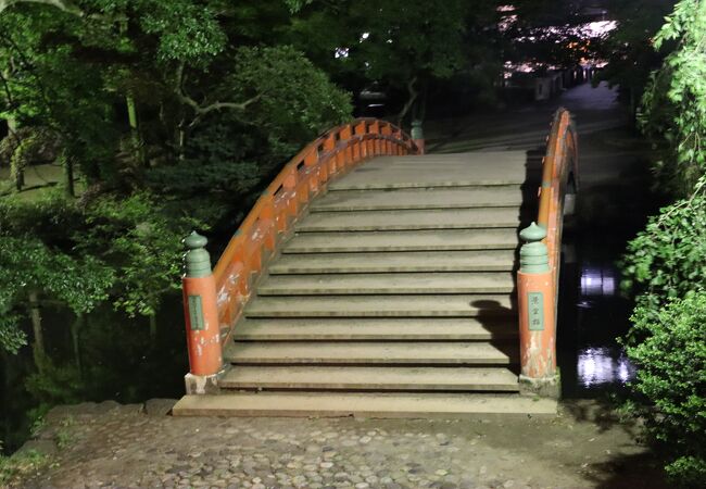 富山城址公園内にある朱色の太鼓橋