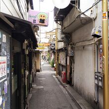 狭い路地に個性的なお店が並びます。