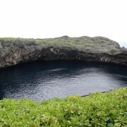 深い青、台風の合間で波飛沫が高い