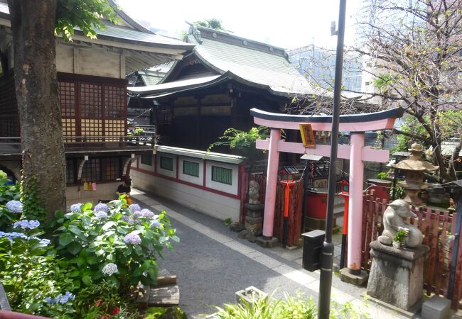 秋葉原から近い神田川沿いにある神社