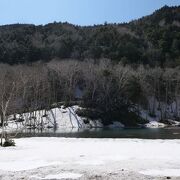 残雪と白樺の美しい池