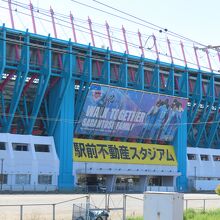 まさに駅の隣り