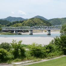 水の青さが際立つ。