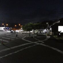 夜の府中湖PA。