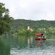 「アルプスの瞳」とも称えられる　鏡のように澄み切った湖