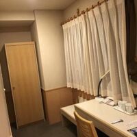 カーテンを開けたら隣のビルの壁でした