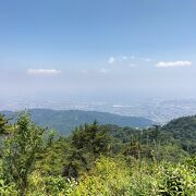 見晴らしのいい展望台と季節の花々が楽しめる