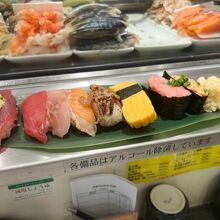 魚がし日本一の朝の7貫にラインクーポンのカツオ