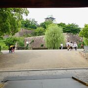 派手な城を中心に整備された公園