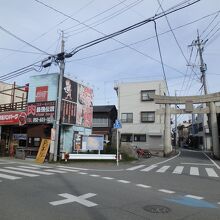 渡船待合所から出ていくと鳥居が見えてくる