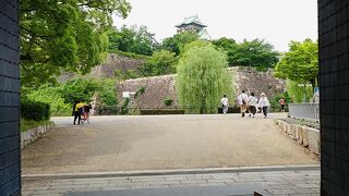 派手な城を中心に整備された公園