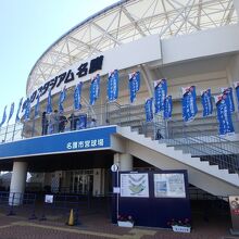 北海道日本ハムファイターズ一色の球場エントランス