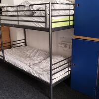 パイプベッドは少々揺れますね