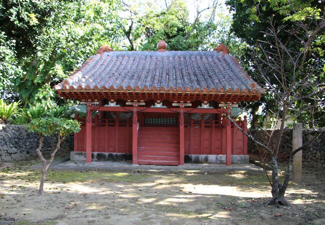 石垣島に残る八重山最古の朱色が鮮やかなお寺です。