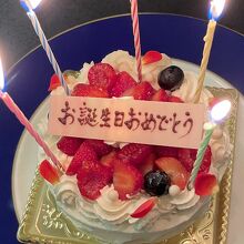 イチゴいっぱいの誕生日ケーキ♪