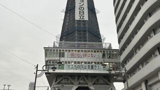 タワーの足元が普通に道路になっているのにびっくり