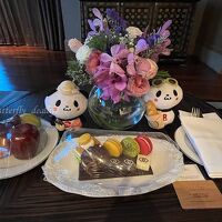 ウェルカムスイーツ＆フルーツ お部屋の至るところに生け花が！