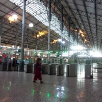 目の前はすぐロシオ駅の改札