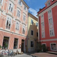 旧市街地の趣きある建物の合間の...、