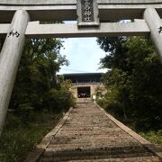 巨石が御神体になっているという珍しい神社です。