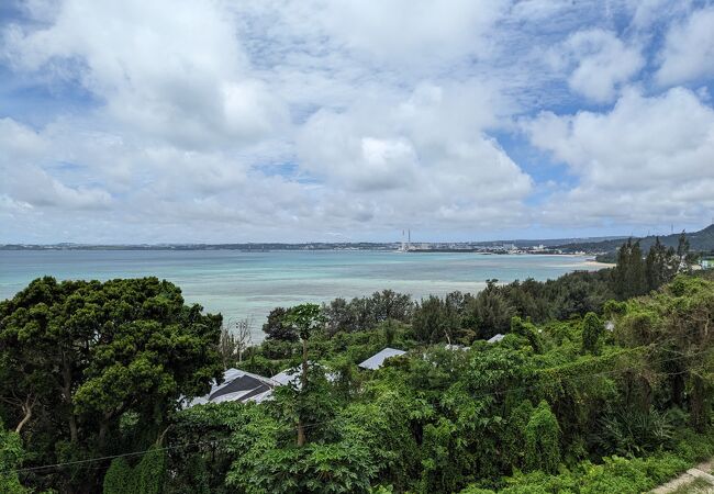 裏手の方に展望台があり、絶景の海が望めます。