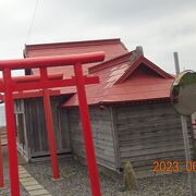 海沿いに建てられた神社で、朱色の鳥居が印象的でしたが、簡素な雰囲気です。