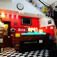 フロント、部屋は階上