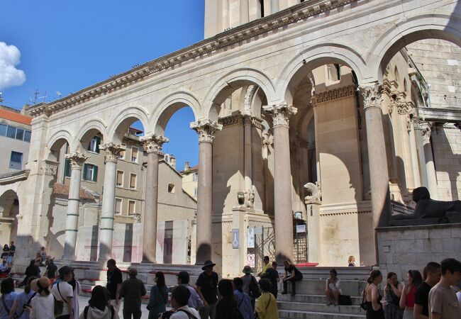 ディオクレティアヌス宮殿の中心部にある広場