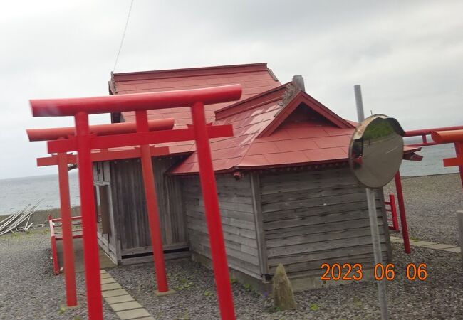 海沿いに建てられた神社で、朱色の鳥居が印象的でしたが、簡素な雰囲気です。