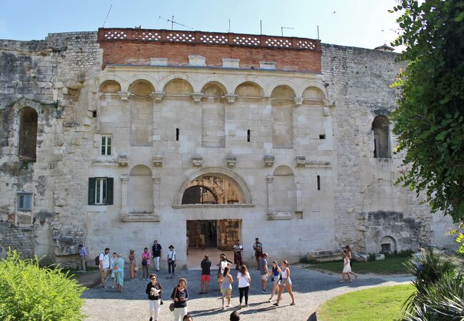 宮殿の表玄関にあたる二重の門
