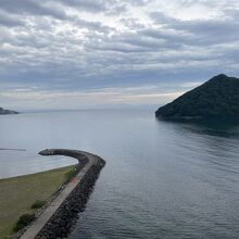 雲がないと岩木山や青森市内のビルが見えます