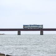 １両編成の気動車がトコトコ川を渡っていく