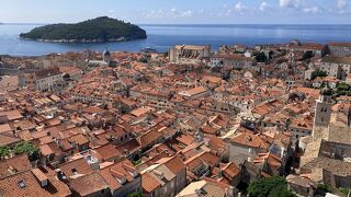オレンジ色の屋根瓦が広がる旧市街と青く輝くアドリア海のコントラストを眺望