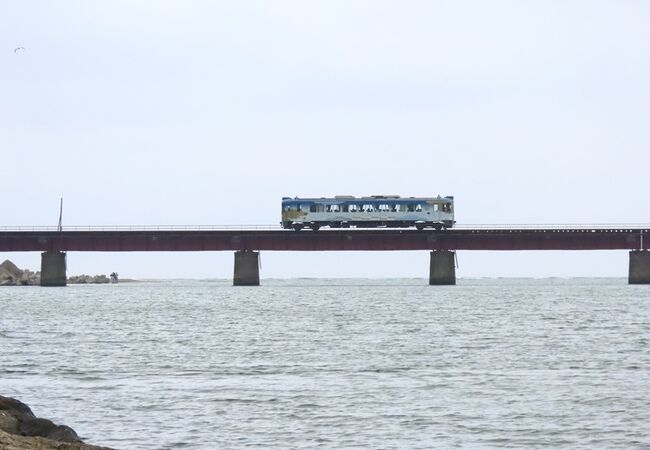 １両編成の気動車がトコトコ川を渡っていく