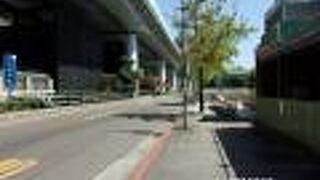 高架の高速道路があります。