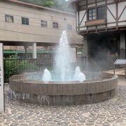 宇奈月温泉駅の正面で吹き上がっています