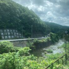 雨っぽい天気だったのだが、日が差してくると車窓の景色が美しい