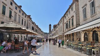 長年にわたり人々の靴で磨かれた、美しい石畳のメインストリート