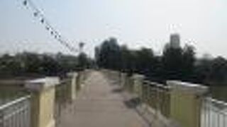 ワローロット市場近くピン川にかかる歩行者用の橋です。