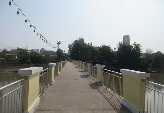 ワローロット市場近くピン川にかかる歩行者用の橋です。
