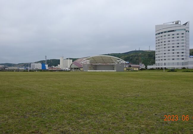 屋外ステージがある公園です。