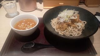 豊富なメニューあり。店員さんも魅力的でした