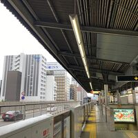御堂筋線の東三国駅ホームから新大阪方向を見ると視野に入る