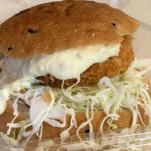 海老カツバーガー。テイクアウトしたのでキャベツが溢れた