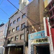 ホテルの隣には男性向けの無料案内所がありました