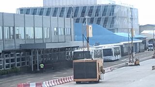 MLE、マレ空港のことです。モルディブ観光の拠点。空港にはお迎えの人がずらり
