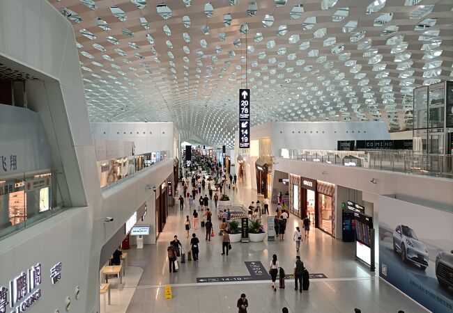 国際線も多数運行している空港で、飲食店も充実していました。